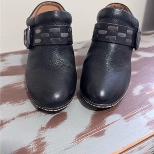 Beautiful and comfortable women’s Euro Soft Sofft Sacha Leather Black Mules.